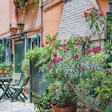 شقة Lo Squero 1 The Secret Courtyard In Dorsoduro *