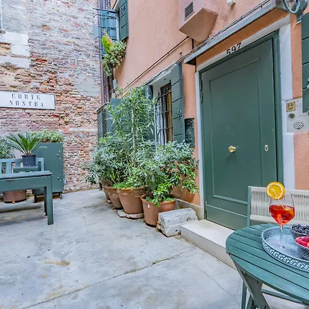 Lo Squero 1 The Secret Courtyard In Dorsoduro Apartment *